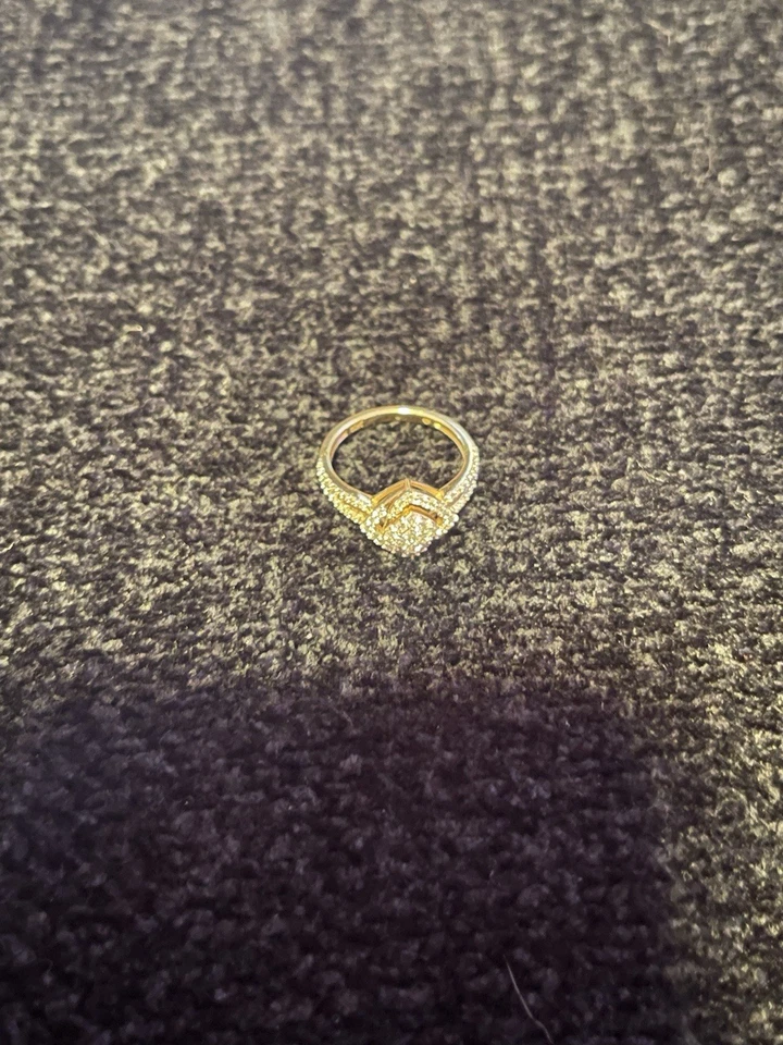 Anillo de diamantes de oro de 10k talla 7 Foto 4 de 4