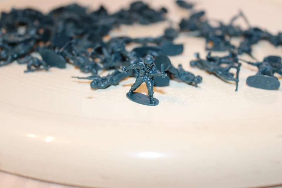 HO Scale Unbranded, 72 Unpainted Infantry Figures, Various Fighting Poses - Image 2 of 3