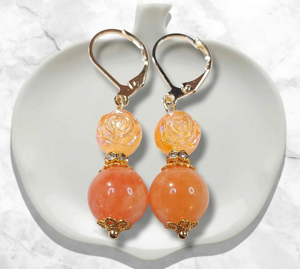 Pendientes de jade naranja piedras preciosas y cuentas de oro rosa con cierre de palanca hechos a mano Foto 2 de 3