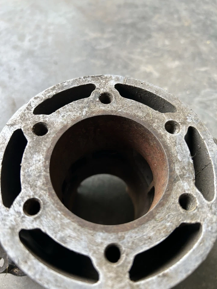 Jarra de cilindro de motor Suzuki RM125 RM 125 1981-84 extremo superior 11210-14121 SW83 Foto 2 de 4