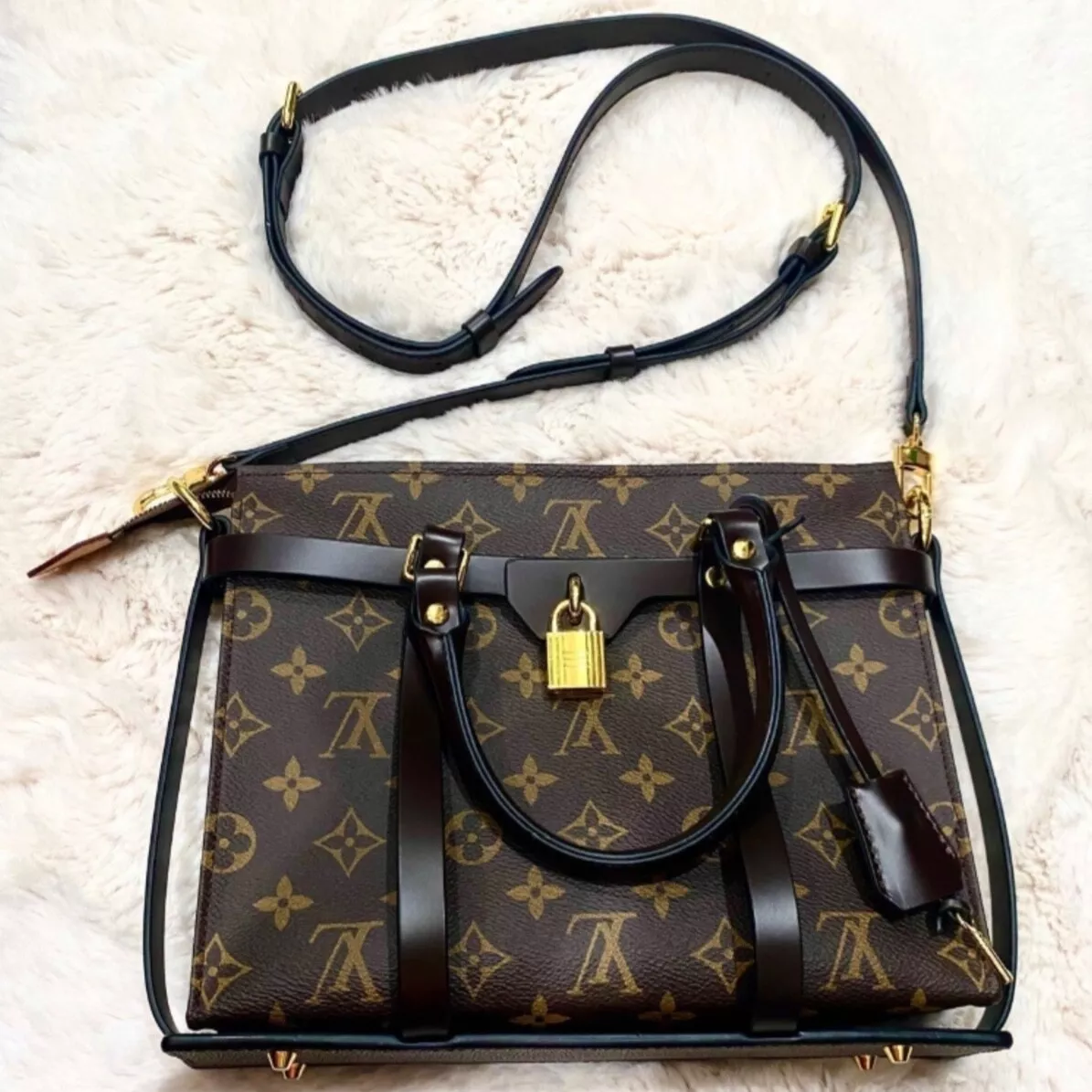 lv toiletry pouch 26 strap