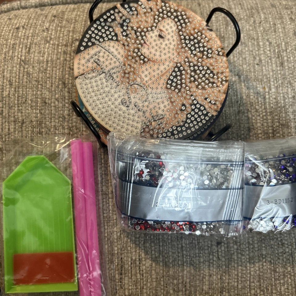 TAYLOR SWIFT 8 PIEZAS Kit Posavasos Arte Diamante, Pintura Diamante con Soporte Nuevo en Caja Foto 3 de 3