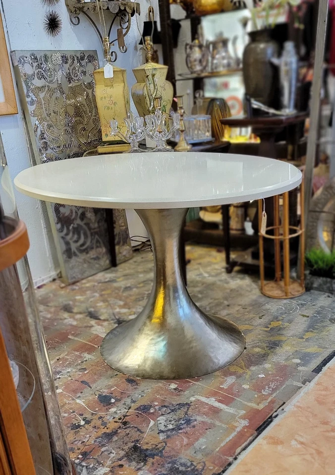 Mesa Julian Chichester Dakota martillada a mano base de tulipán ovalada piedra superior venta al por menor 8 k Foto 2 de 4