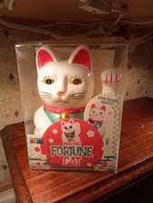 Waving Fortune Cat White Plastic Figure Lucky Cat Waving Arm Battery Powered