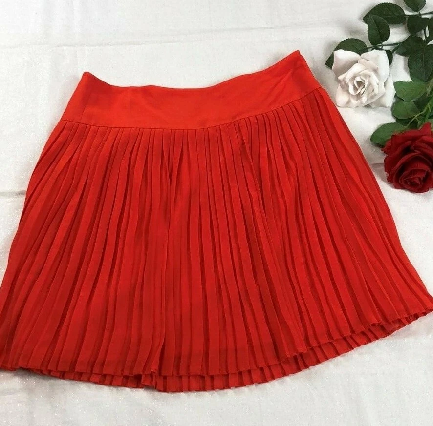 Pleated top skirt loft
