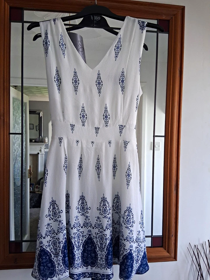 New Look Women’s White/Blue Floral A-Line V-Neck Sleeveless Belted Zip Uk 14. - Image 1 of 4