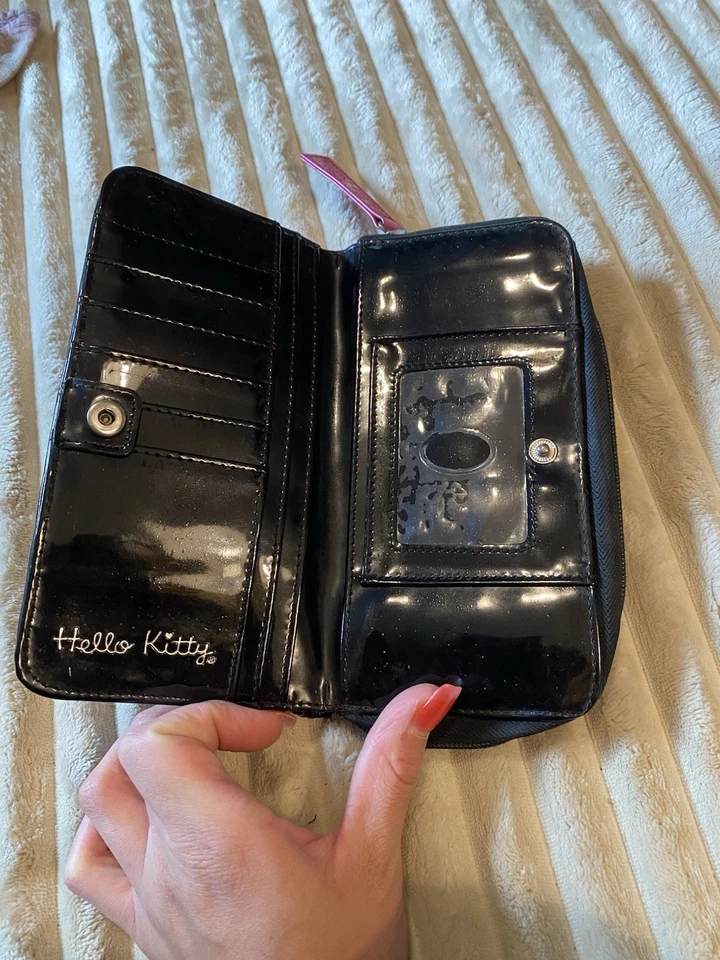 Cartera Loungefly Hello Kitty acolchada de cuero sintético con cremallera Foto 3 de 3