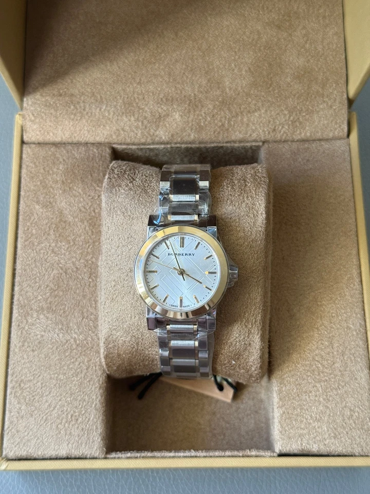 Nuevo reloj para mujer Burberry The City BU9217 dos tonos acero inoxidable 26 mm Foto 4 de 4
