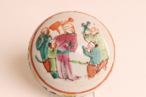 Perfect antique Chinese Porcelain Box, 19th Century with figures - Afbeelding 1 van 11