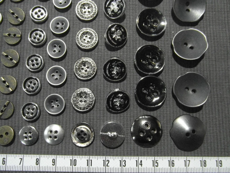 Konvolut Knöpfe Musterknöpfe Metall 10 Positionen =100 ausgefallene Metallknöpfe - Bild 4 von 4