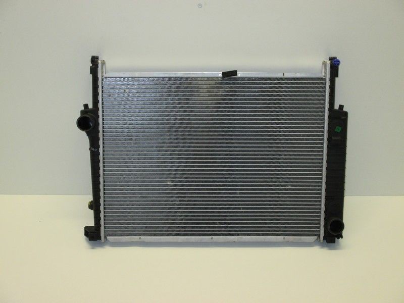 Radiateur eau 17112244753 pour refroidissement moteur thermique de berline