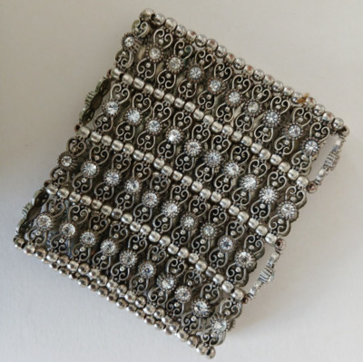 Wunderschönes sehr breites Stretch-Manschettenarmband Silberfarben & Kristall