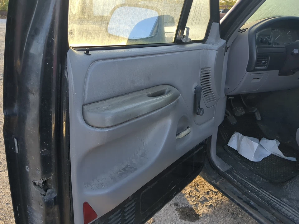 Отделка внутренней дверной панели передней левой водительской двери 1996 Ford F-150 PEOYY - Изображение 2 из 2