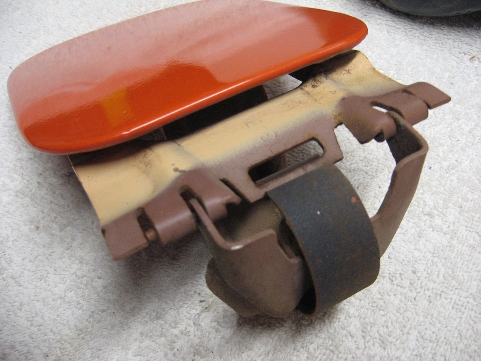 Camión Ford 1977-1979 F150 F250 F350 tanque trasero de combustible de gas cuello de llenado y puerta OEM Foto 3 de 4