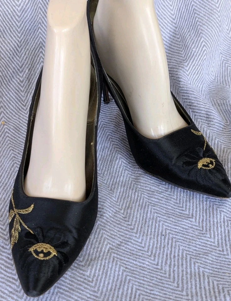 Vtg 60s Black Satin Gold Embroidery The Brown House Originals 3" Heels Pumps 8N - Image 2 of 4