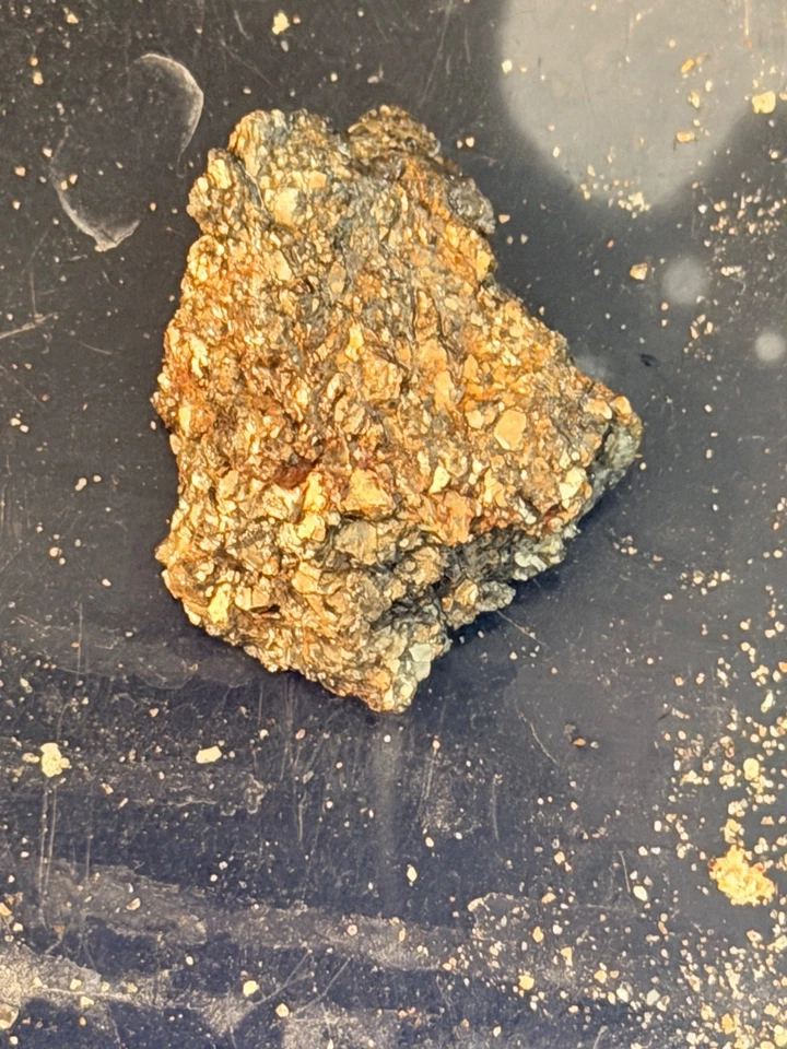 Cristal de oro veta cruda de 5,7 gramos Foto 3 de 4