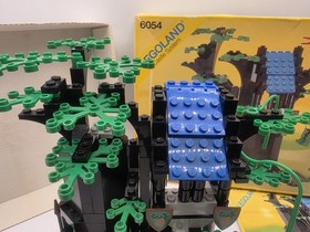 LEGO Forestmen's Hideout (6054) Vintage Mostly Complete W/ Box And Manual
