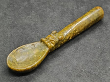 Ancienne cuillère cérémonielle anthropomorphique sculptée en vieux jade...