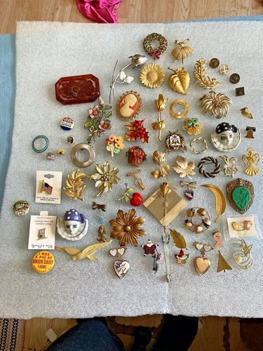 vintage costume jewelry brooches bundle lot of 60+ pieces and pins # 2