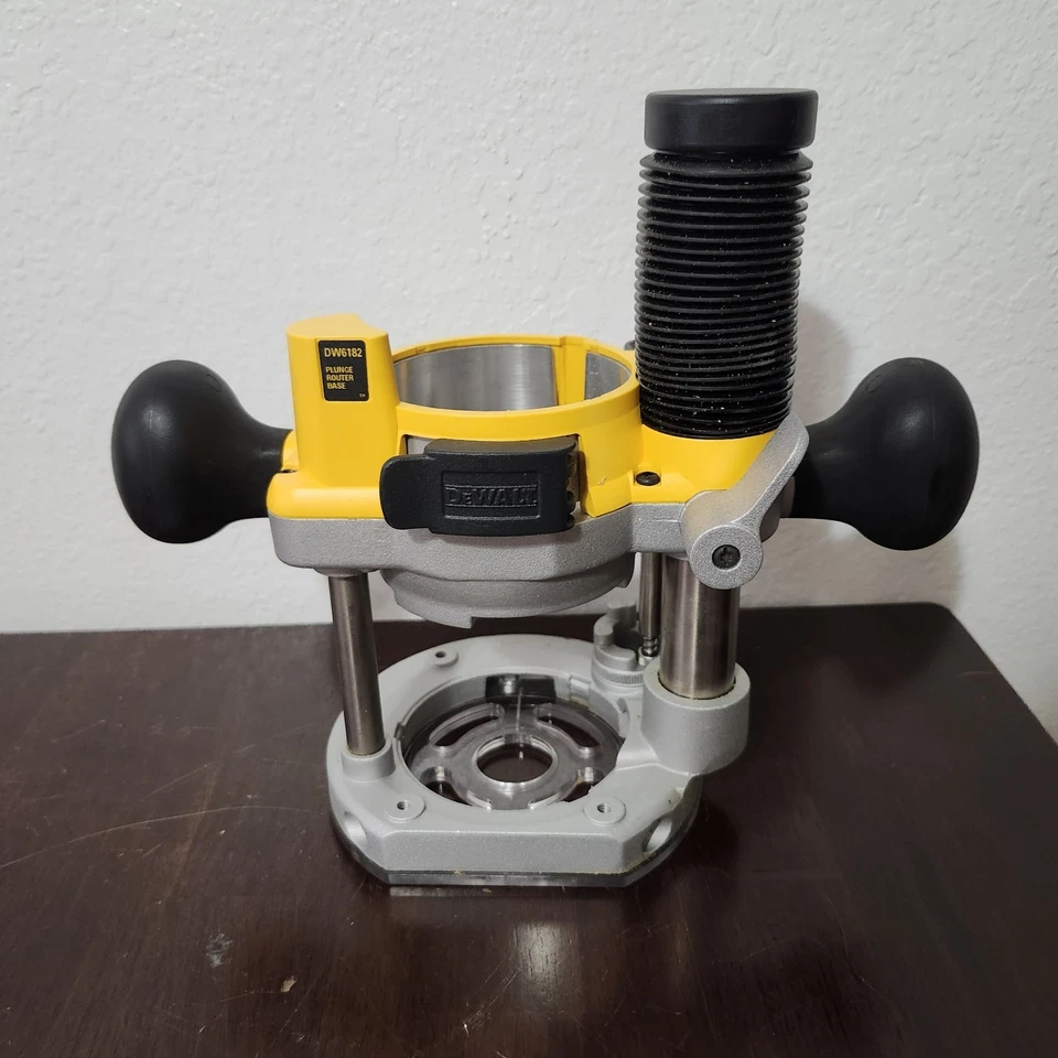 DEWALT DW6182 PLUGE 路由器底座 (SBL014400) 无路由器 — 第 2/4 张图片