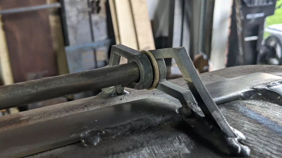 Bbq top pit hinges