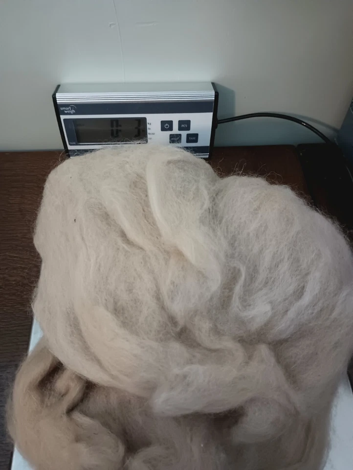 100% Haucaya Alpaca Cardada Batt Roving 3oz - Fiação Natural Fawn Claro - Imagem 4 de 4