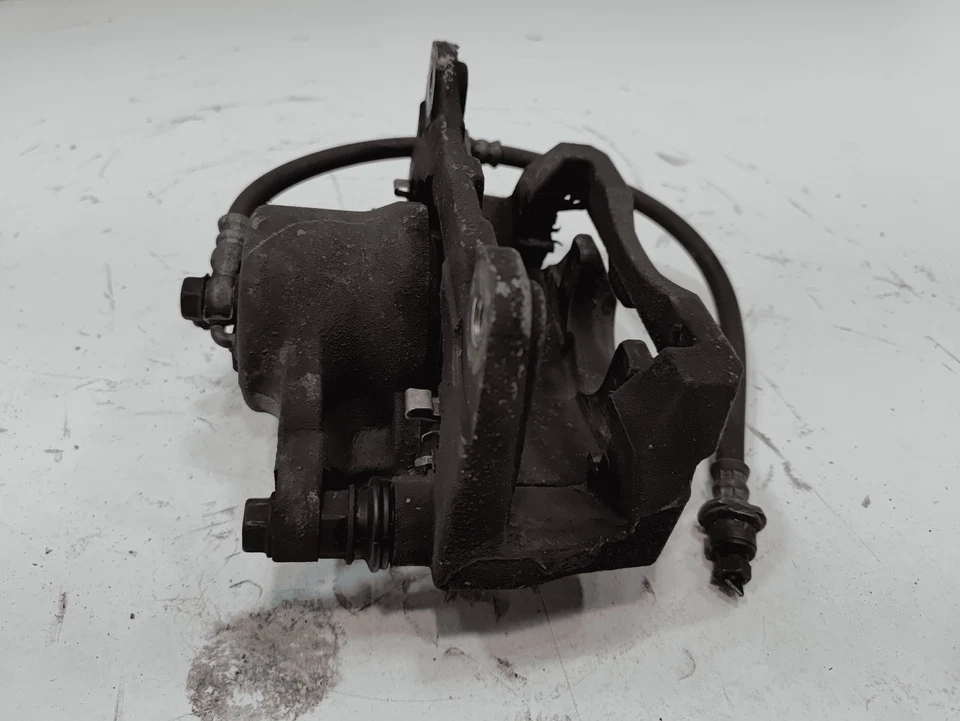 Pinza de freno del lado del pasajero delantero derecho Toyota Camry 2018-2019 OEM Foto 2 de 4