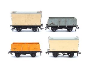 HORNBY DUBLO SPURWEITE "OO" VON 4 VERSCHIEDENEN KÜHL-/BOHLENWAGEN