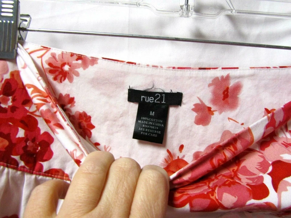 RUE21 SKIRT Med 6/8 Waist 30 Length 23 A-line side zip white and red floral - Image 2 of 2