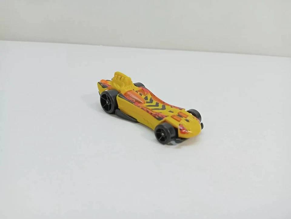 Power Bomb 2004 Hot Wheels brinquedo 1:64 carro solto amarelo preto gato laranja linha vermelha - Imagem 4 de 4