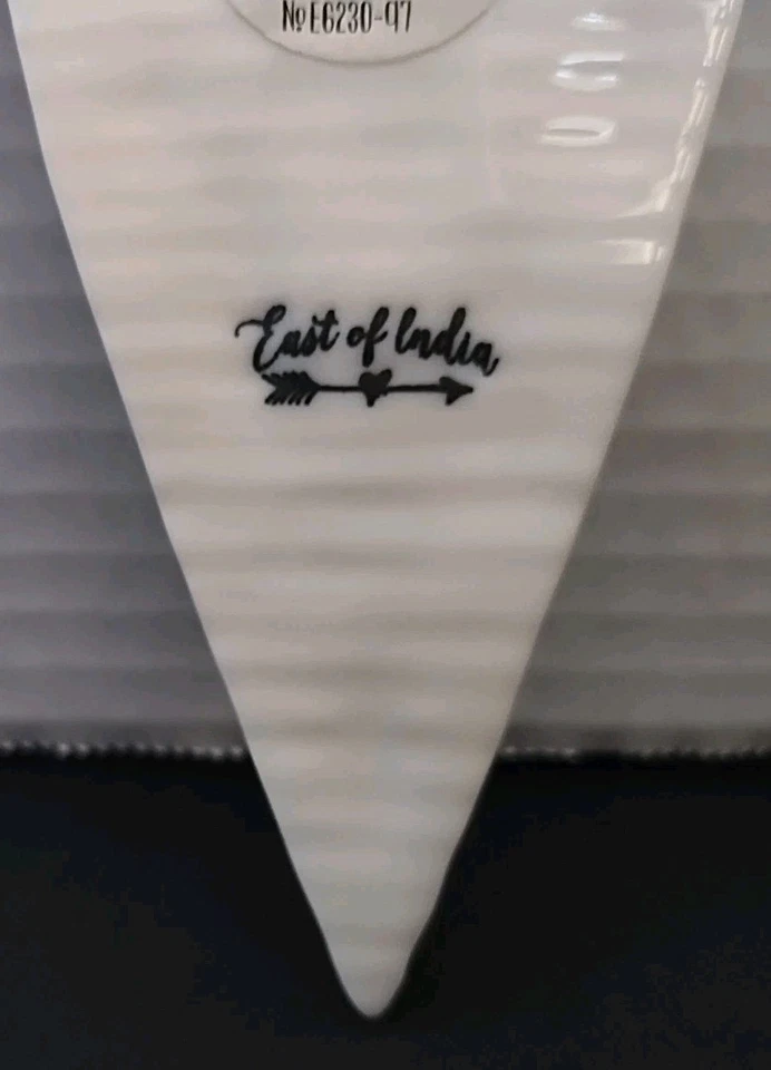 Etiqueta de corazón colgante de porcelana blanca "Las familias son el corazón de cada hogar"  Foto 3 de 4