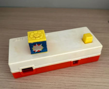 Cet objet est un appareil photo de poche Fisher-Price (modèle #464)