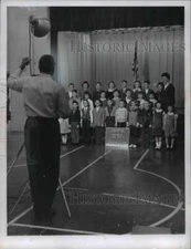 1960 Press Photo H.M.Barr as he photographed the Lakewood Franklin School pupils