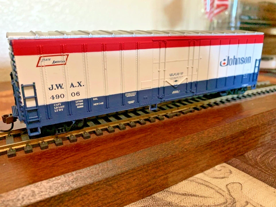 JOHNSON's WAX 50 ft EXTERIOR POST BOX CAR - HO SCALE " RED WHITE BLUE " RTR NEW - Image 3 of 4