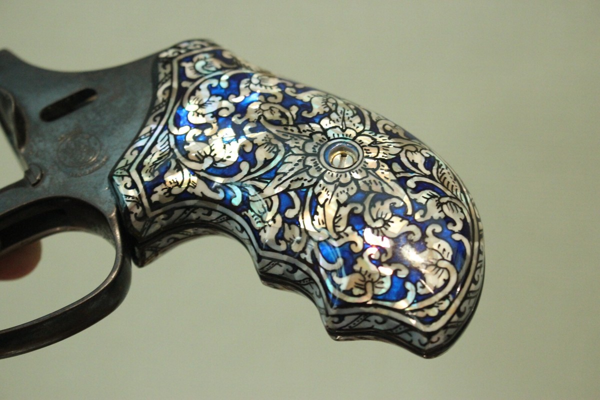 Pearl Combat Grips for S&W J Frame Round Butt Mop Blue