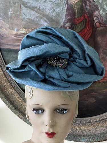 SOMBRERO DE TERCIOPELO TURQUESA DE COLECCIÓN JOYAS LENTEJUELAS CUENTAS ETIQUETADO JOSETTE GODELLE - Imagen 5 de 11
