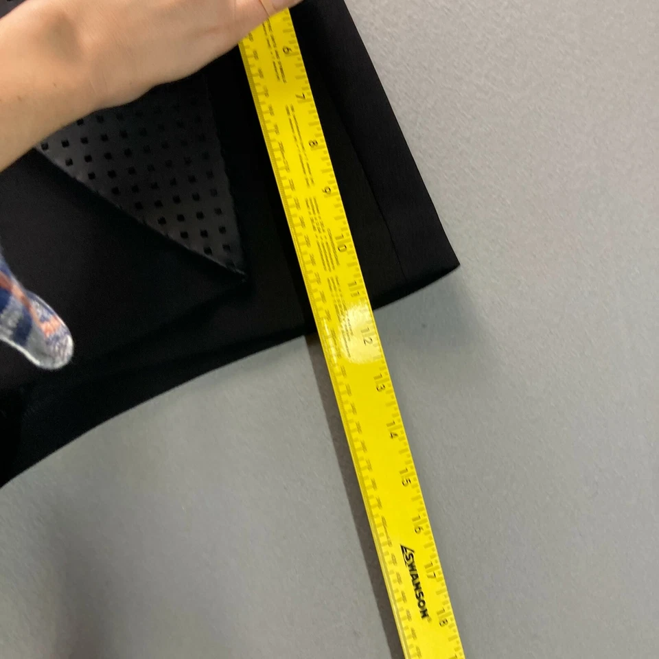 Nuevo pantalón corto BCBGeneration negro para mujer talla 2 $68 de cuero sintético perforado Foto 4 de 4