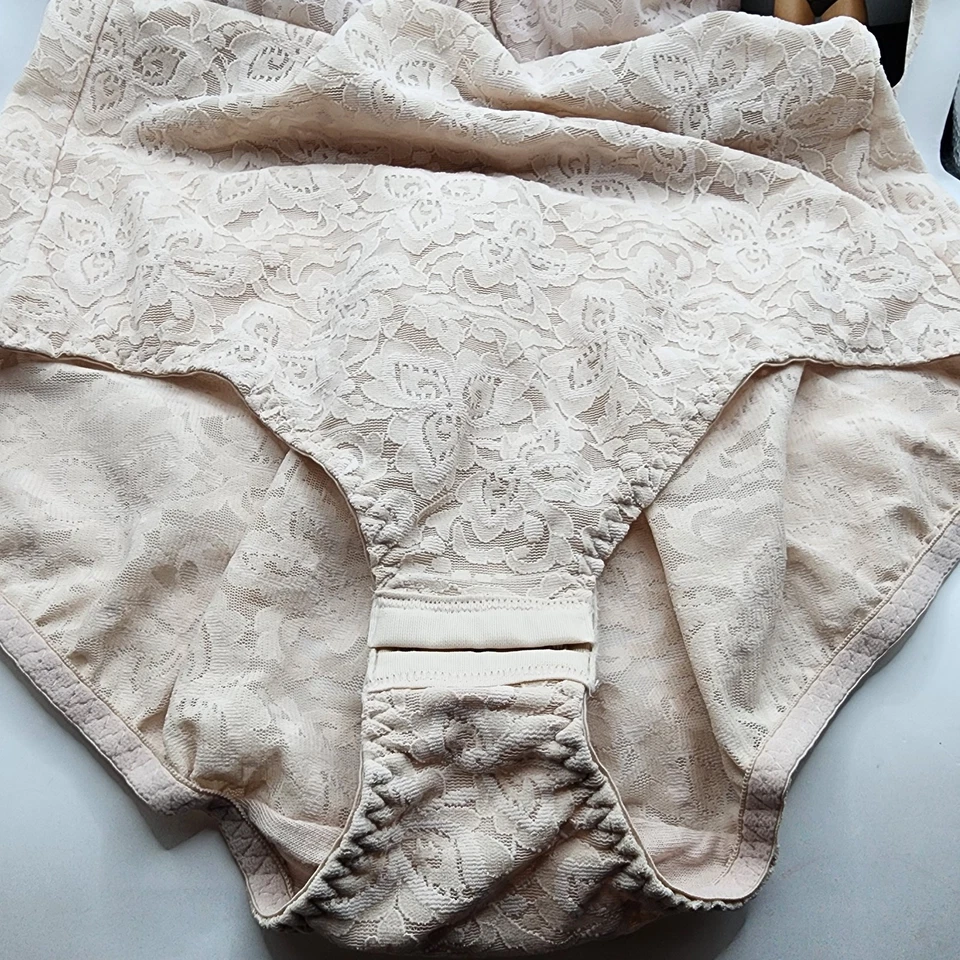 Nuevo- Sujetador Bali 38C Rosa Modelador de Cuerpo Encaje 'N Suave Control Firme Alambre DF8L10 RZO Foto 3 de 4