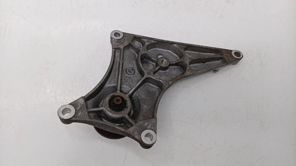 Soporte polea ventilador Nissan NV1500 2013 4,0 litros Foto 2 de 3