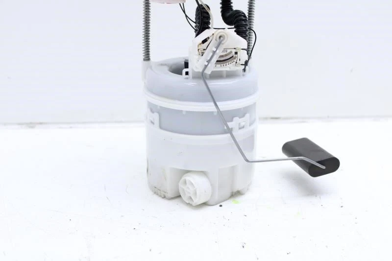 2015-2021 Jeep Renegade 2.4L Fuel Pump Assembly 52029625AA OEM - Image 2 of 4