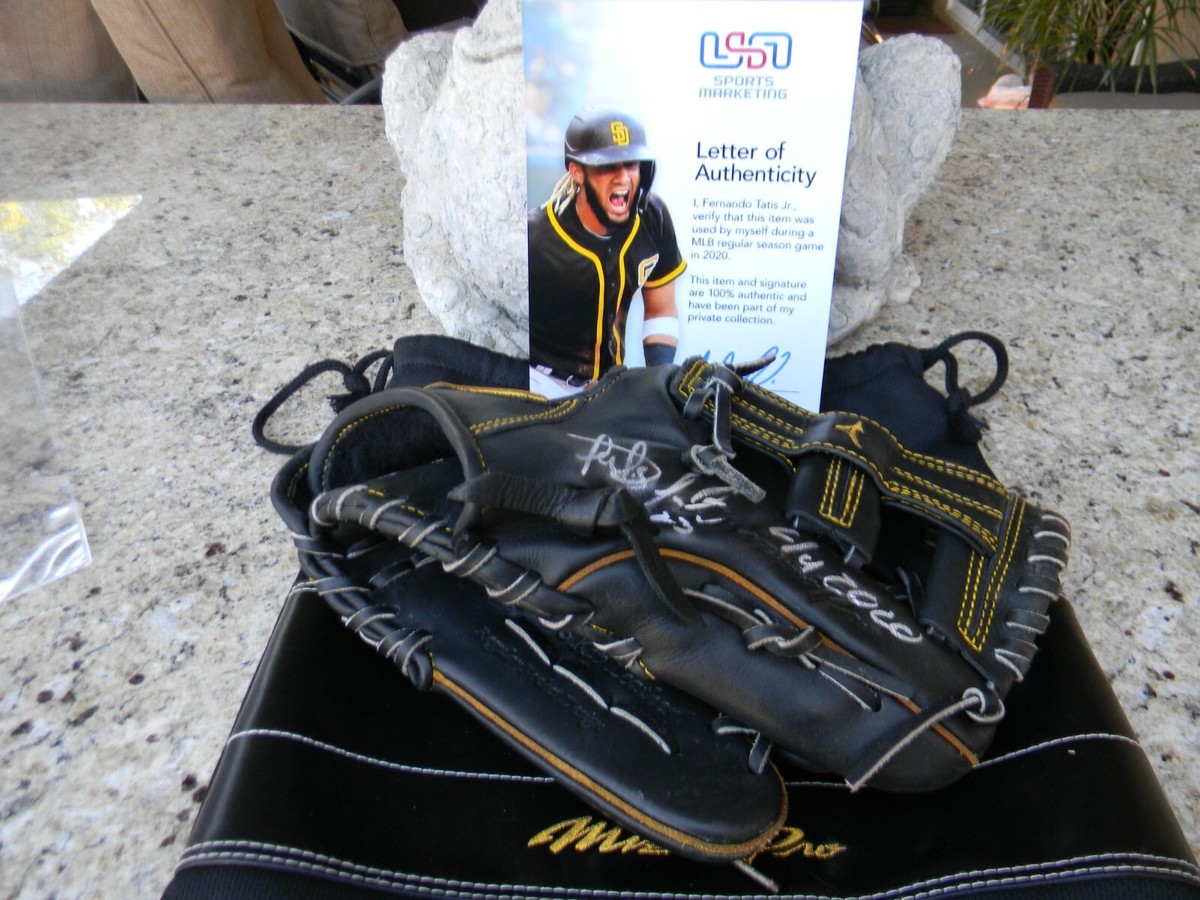 FERNANDO TATIS JR 2020. GAME-USED/ SIGNED MIZUNO FIELDING GLOVE