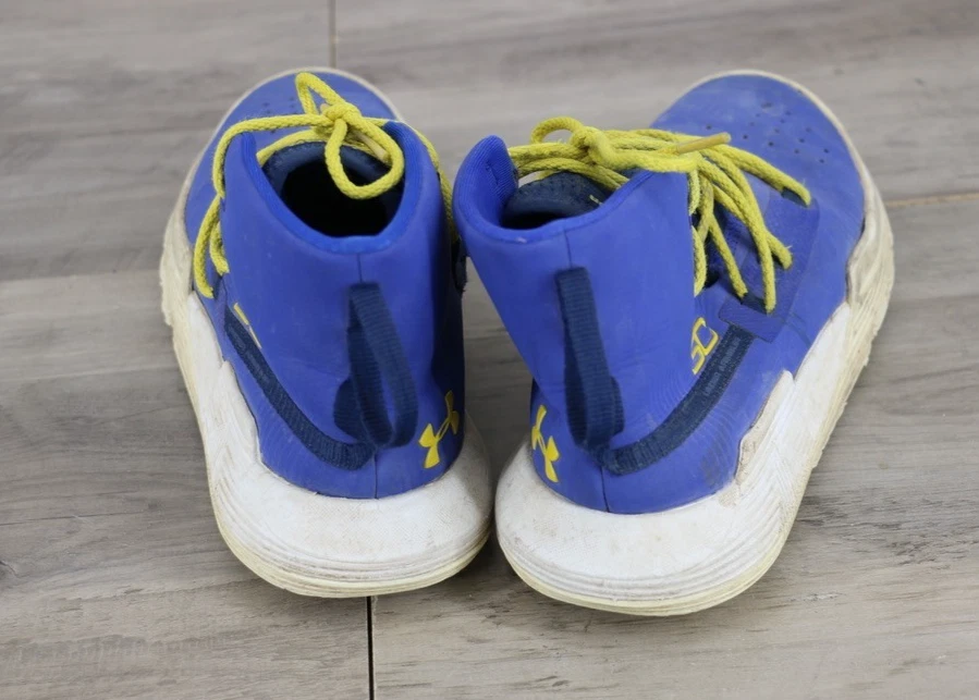 Zapatos de baloncesto Under Armour para niños jóvenes talla 6 SC Curry de caña alta con cordones azules Foto 4 de 4