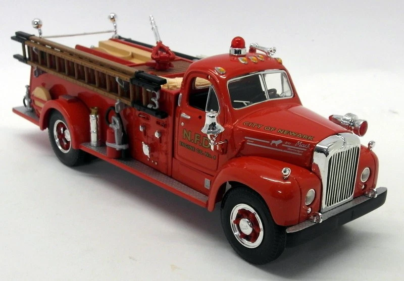 1st Gear 1/34 Scale - 19-2247 1960 Mack B-Model Pumper Newark F.D - Image 3 of 4