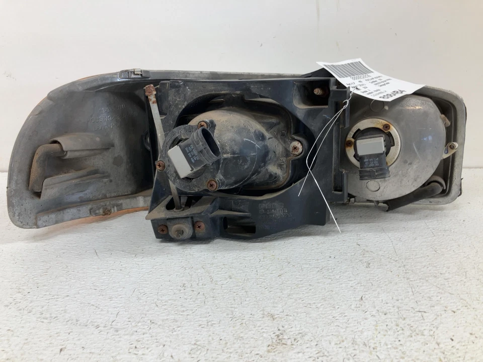 Headlamp Assembly 04 SIERRA DENALI Drivers side - Image 3 of 4