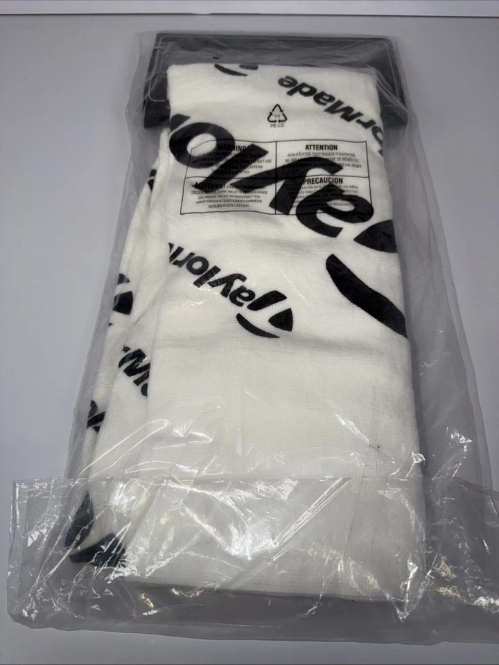 全新 TaylorMade Tour 白色/黑色 24 英寸 x 42 英寸棉质高尔夫毛巾 — 第 3/4 张图片