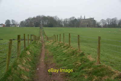 Path to Pleasington Pleasington Priory sticht im gesamten Jahr hervor c2012