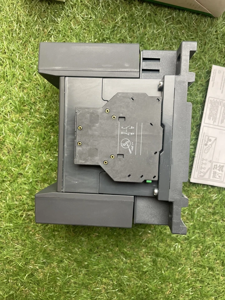 Contactor,Easy TeSys LC1E120F6 ,LC1E,3P(3NO),AC-3, =440V,120A,110V AC coil,60Hz - Photo 3/4