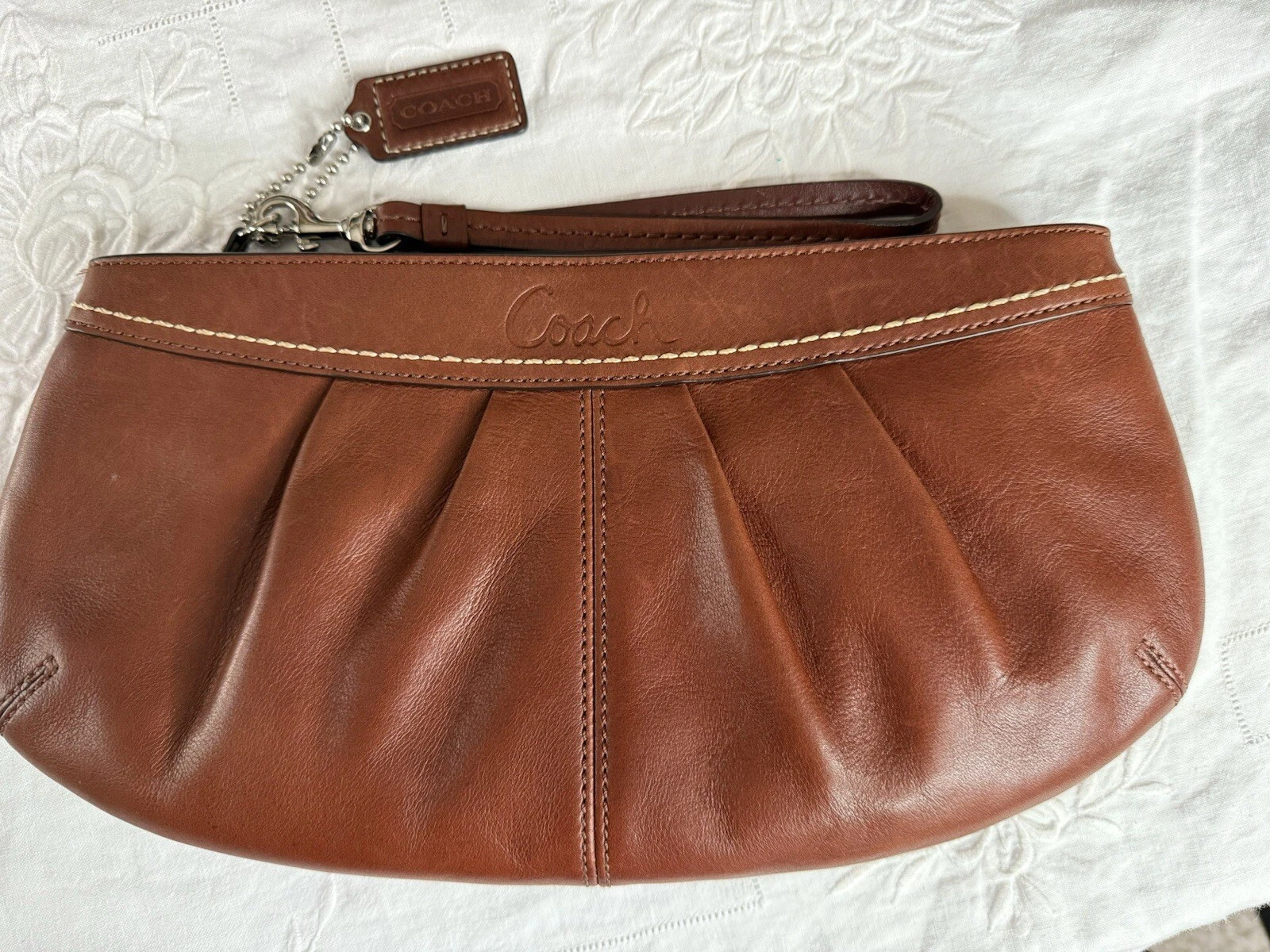 Coach Ashley borsa stile pochette da polso in pelle di mogano plissettata F13784