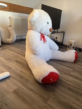 Große Teddybär In Weiß/rot Der Sitzt