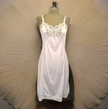 Vintage Wonder Maid Size 32 (Med) Buttercream Full Slip W/Lace Non Cling Nylon